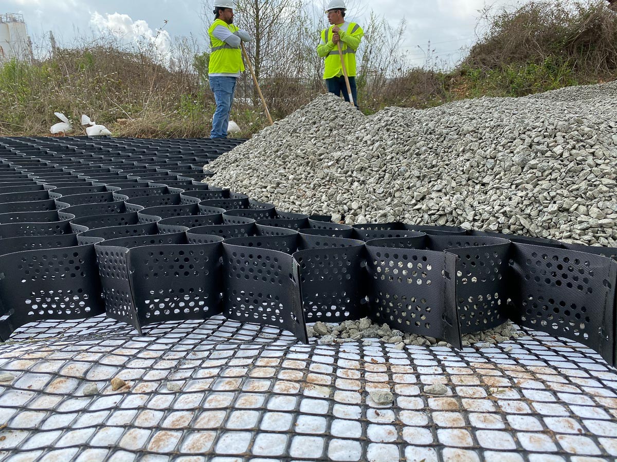 Use of two-way plastic geogrid